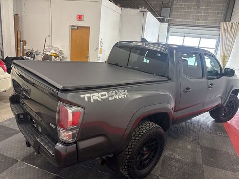 Used 2022 Toyota Tacoma TRD Sport w/ Technology Package image 10