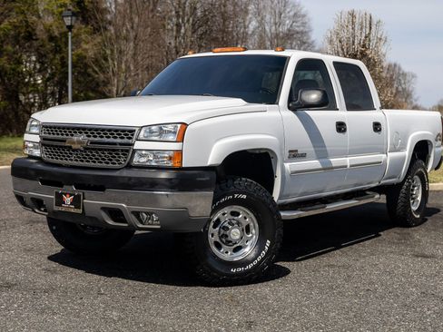 Used 2005 Chevrolet Silverado 2500 LS w/ Heavy-Duty Power Package image 3