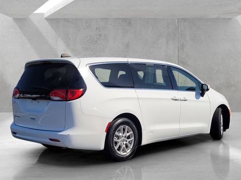 Used 2023 Chrysler Voyager LX image 4