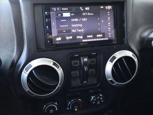 Used 2017 Jeep Wrangler Unlimited Sahara w/ Connectivity Group AWD/4WD image 18