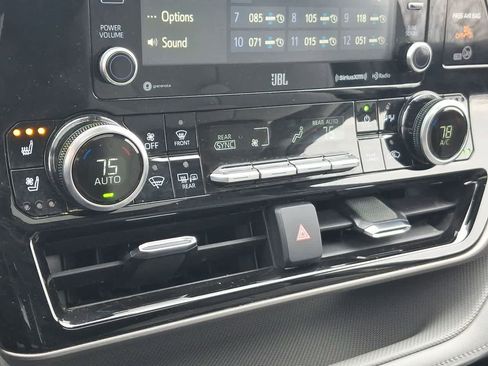 Used 2021 Toyota Highlander Limited image 25