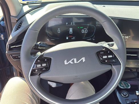 Used 2025 Kia Niro SX image 4