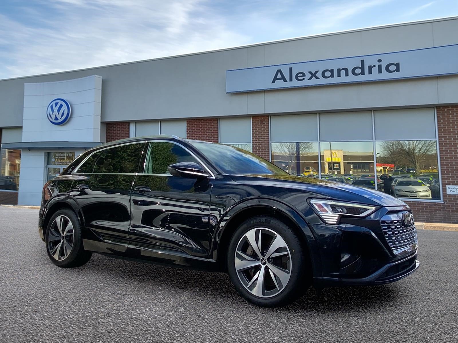 Used 2024 Audi Q8 e-tron Premium Plus AWD/4WD image 1