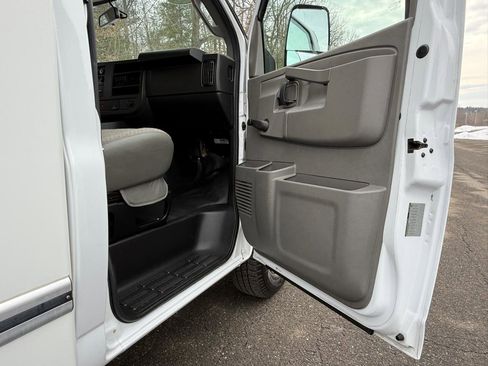 Used 2019 GMC Savana 3500 w/ Driver Convenience Package image 15