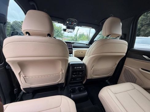 Used 2023 Jeep Grand Cherokee L Limited w/ Luxury Tech Group II AWD/4WD image 27