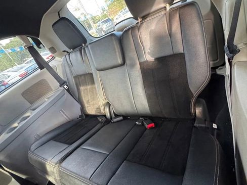 Used 2018 Dodge Grand Caravan SXT image 17