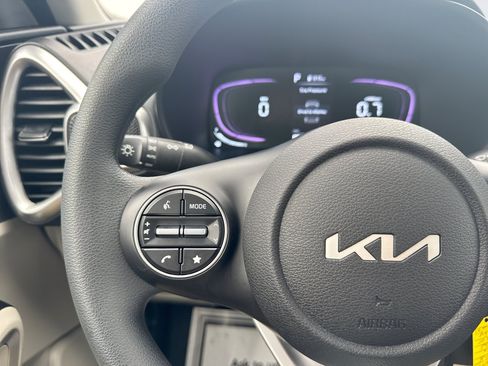 Used 2025 Kia Soul LX w/ LX Technology Package FWD image 23
