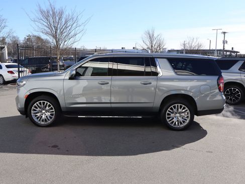 Certified 2024 Chevrolet Suburban LT w/ LT Signature Package image 7