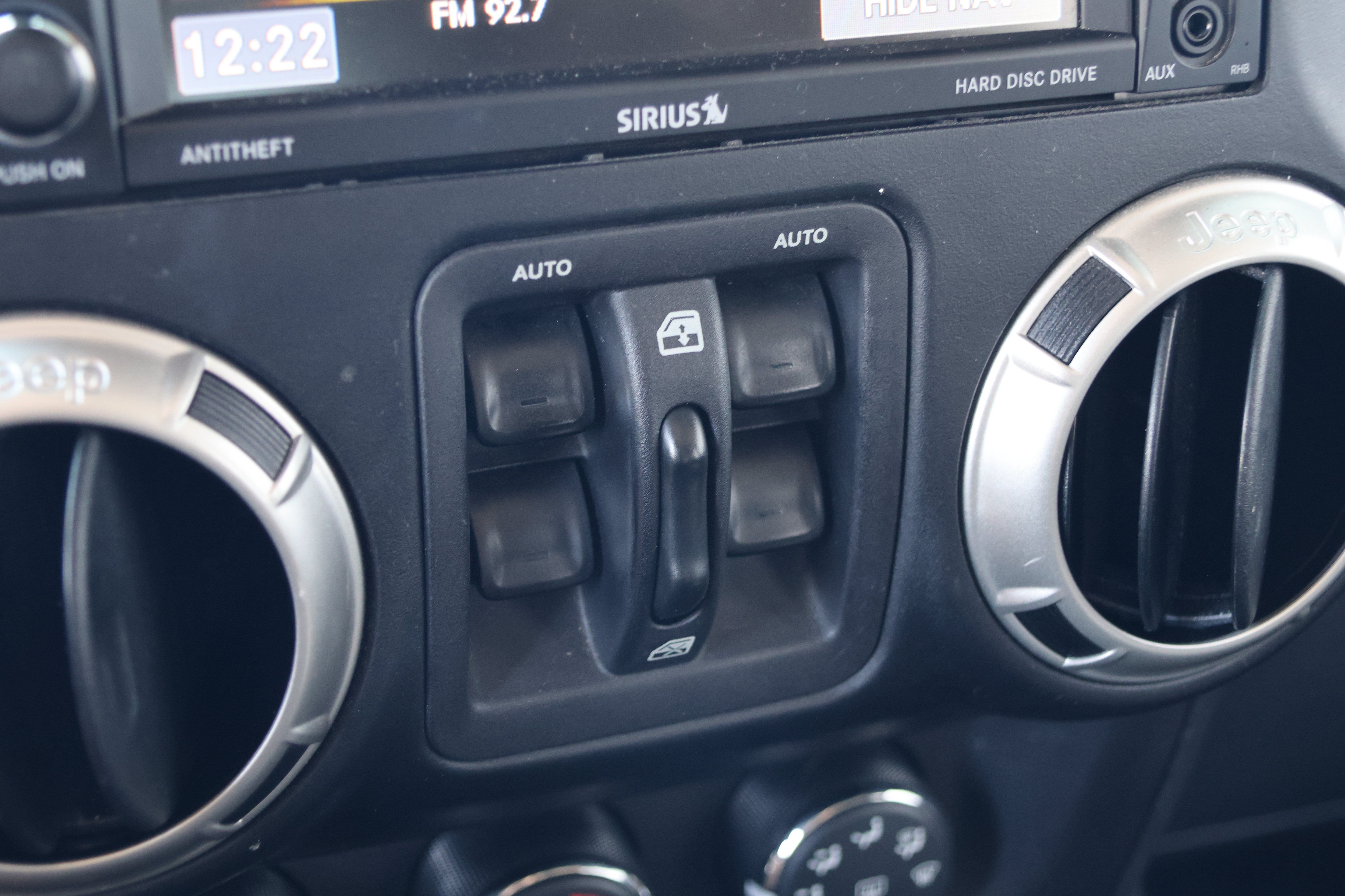 Used 2017 Jeep Wrangler Unlimited Sahara w/ Connectivity Group AWD/4WD image 23