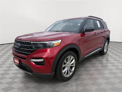 Certified 2021 Ford Explorer XLT w/ Equipment Group 202A AWD/4WD image 3