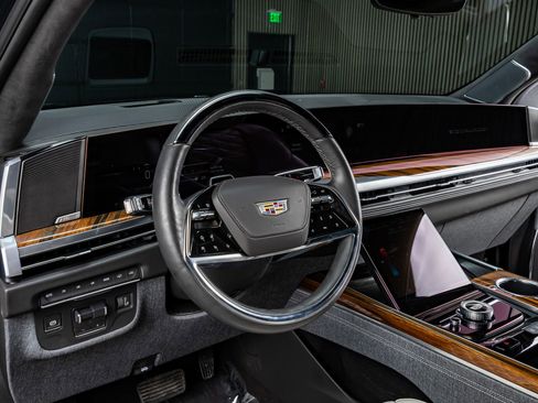 Used 2025 Cadillac Escalade ESV Sport Platinum w/ LPO, ONYX Package image 17