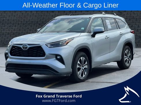 Used 2022 Toyota Highlander XLE AWD/4WD image 1