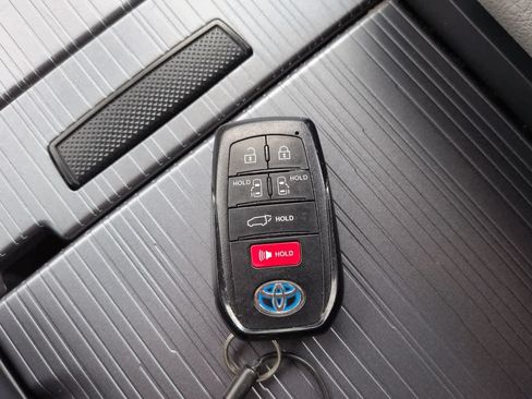 Used 2025 Toyota Sienna XLE FWD image 29