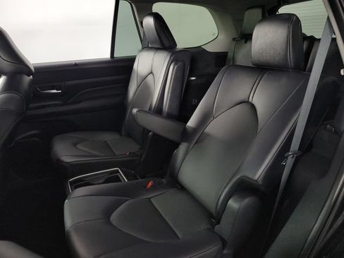 Used 2025 Toyota Grand Highlander AWD image 18