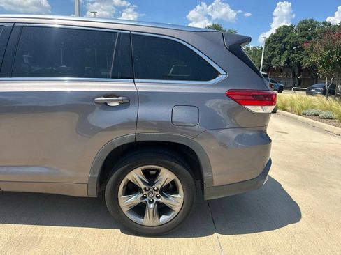 Used 2019 Toyota Highlander Limited Platinum FWD image 3