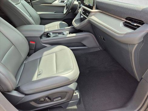 Used 2025 Ford Explorer Active w/ Active Comfort Package RWD image 21