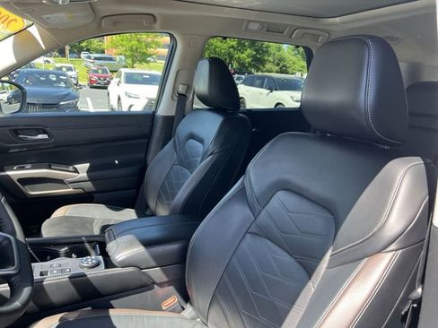 Used 2024 Nissan Pathfinder Platinum w/ Cargo Package AWD/4WD image 9