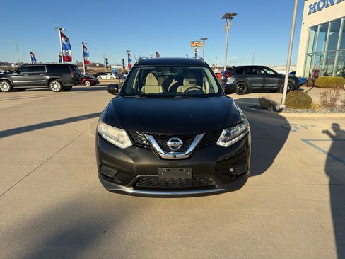 Used 2016 Nissan Rogue SV image 2