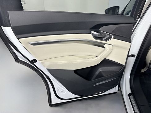 Used 2024 Audi Q8 e-tron Premium Plus w/ Premium Plus Package image 26