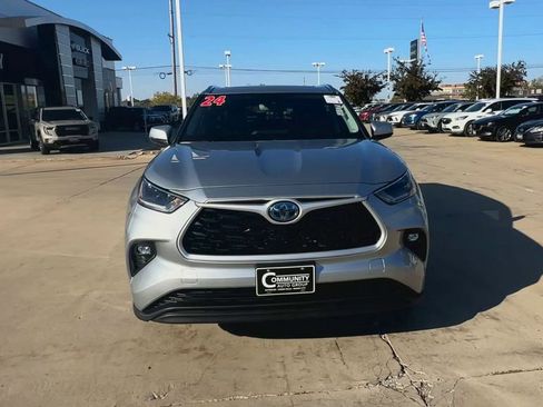 Used 2021 Toyota Highlander XLE image 3