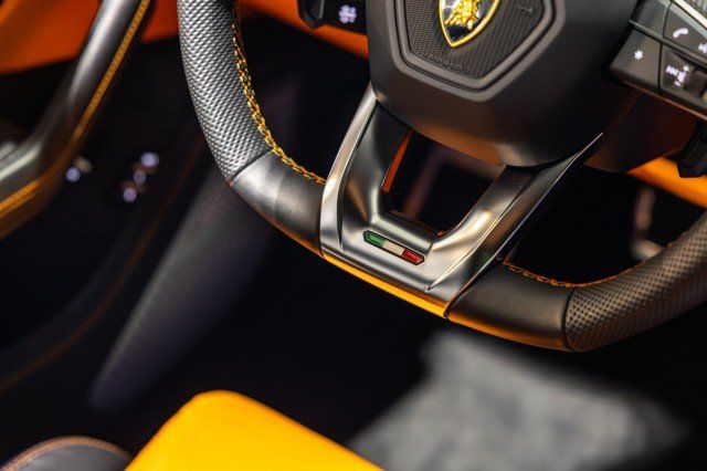 Used 2022 Lamborghini Urus AWD/4WD image 46