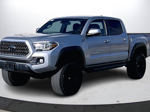 Used 2019 Toyota Tacoma TRD Off-Road w/ Technology Package image 4