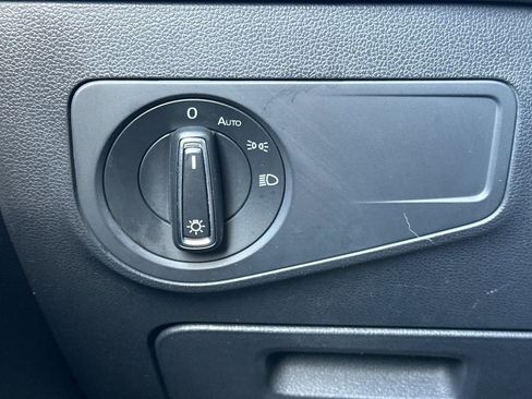 Used 2018 Volkswagen Tiguan SE image 35