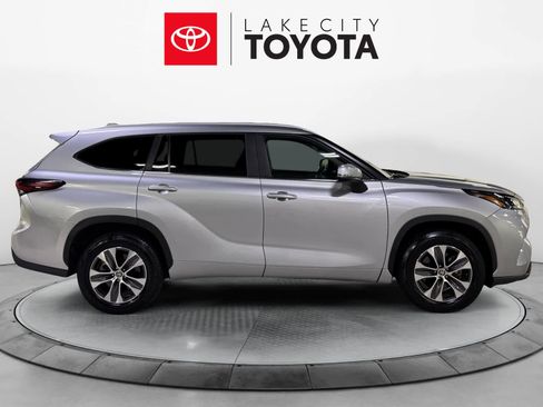 Used 2024 Toyota Highlander XLE image 9