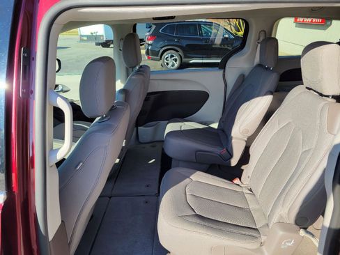 Used 2021 Chrysler Voyager LX image 5