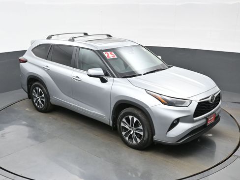 Used 2025 Toyota Highlander XLE image 35