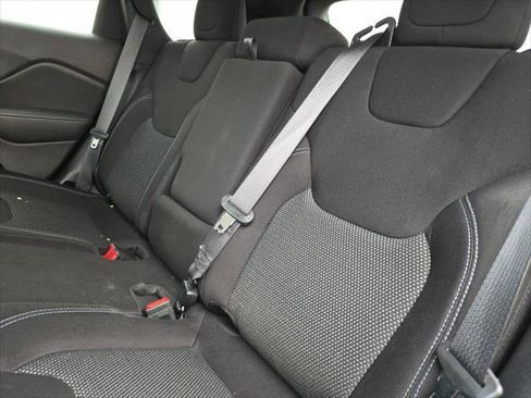 Used 2020 Jeep Cherokee Latitude FWD image 13