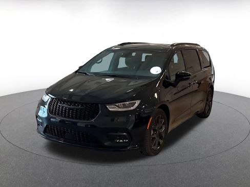 Used 2025 Chrysler Pacifica Limited image 7