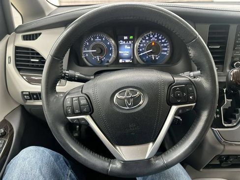Used 2019 Toyota Sienna XLE w/ XLE Navigation Package FWD image 12