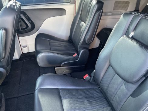 Used 2014 Chrysler Town & Country Touring-L w/ Driver Convenience Group image 4