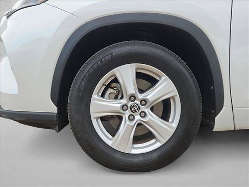 Used 2025 Toyota Highlander LE FWD image 24