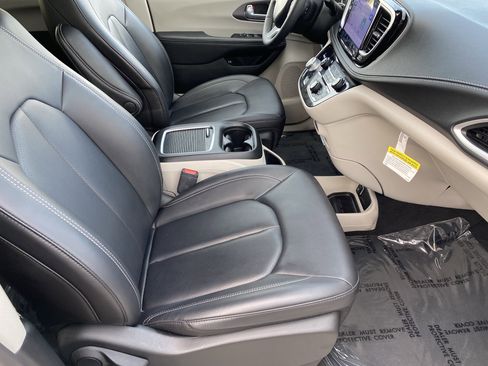 Used 2024 Chrysler Pacifica Select image 9