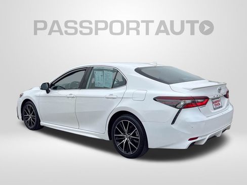 Used 2021 Toyota Camry SE image 3