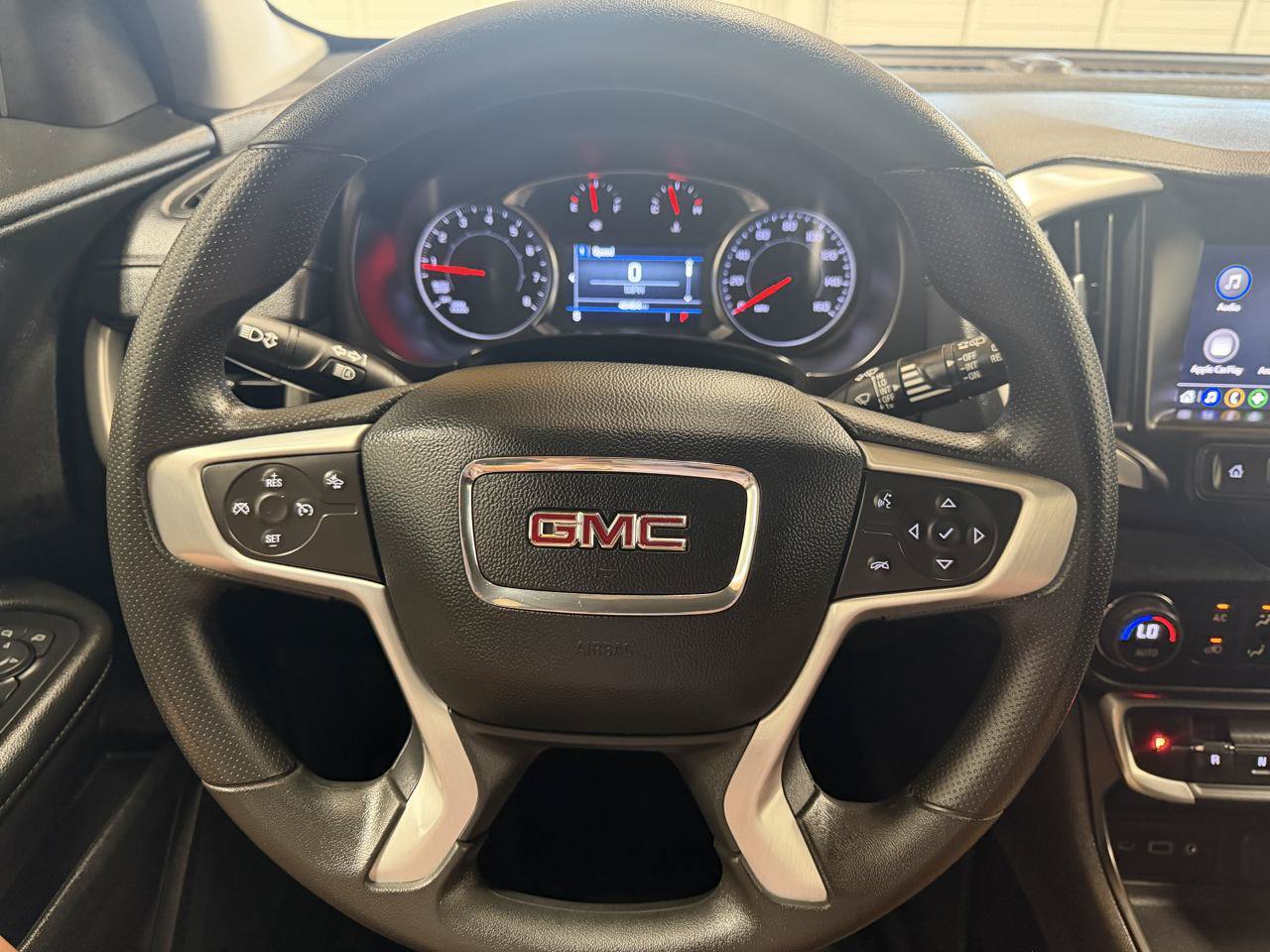 Used 2024 GMC Terrain SLE w/ Driver Convenience Package FWD image 16