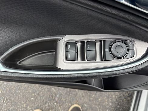 Used 2018 Chevrolet Malibu LT FWD image 39