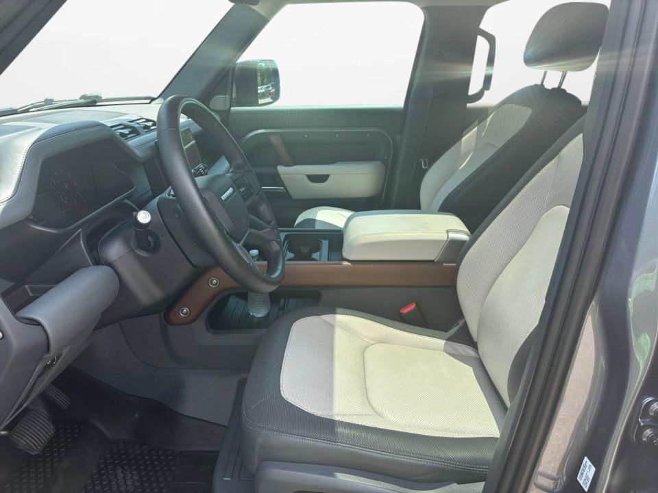 Used 2024 Land Rover Defender 130 X-Dynamic SE AWD/4WD image 9