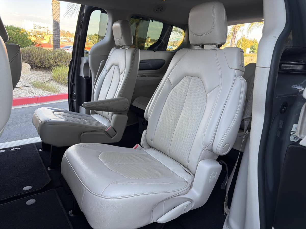 Used 2021 Chrysler Pacifica Touring-L FWD image 26
