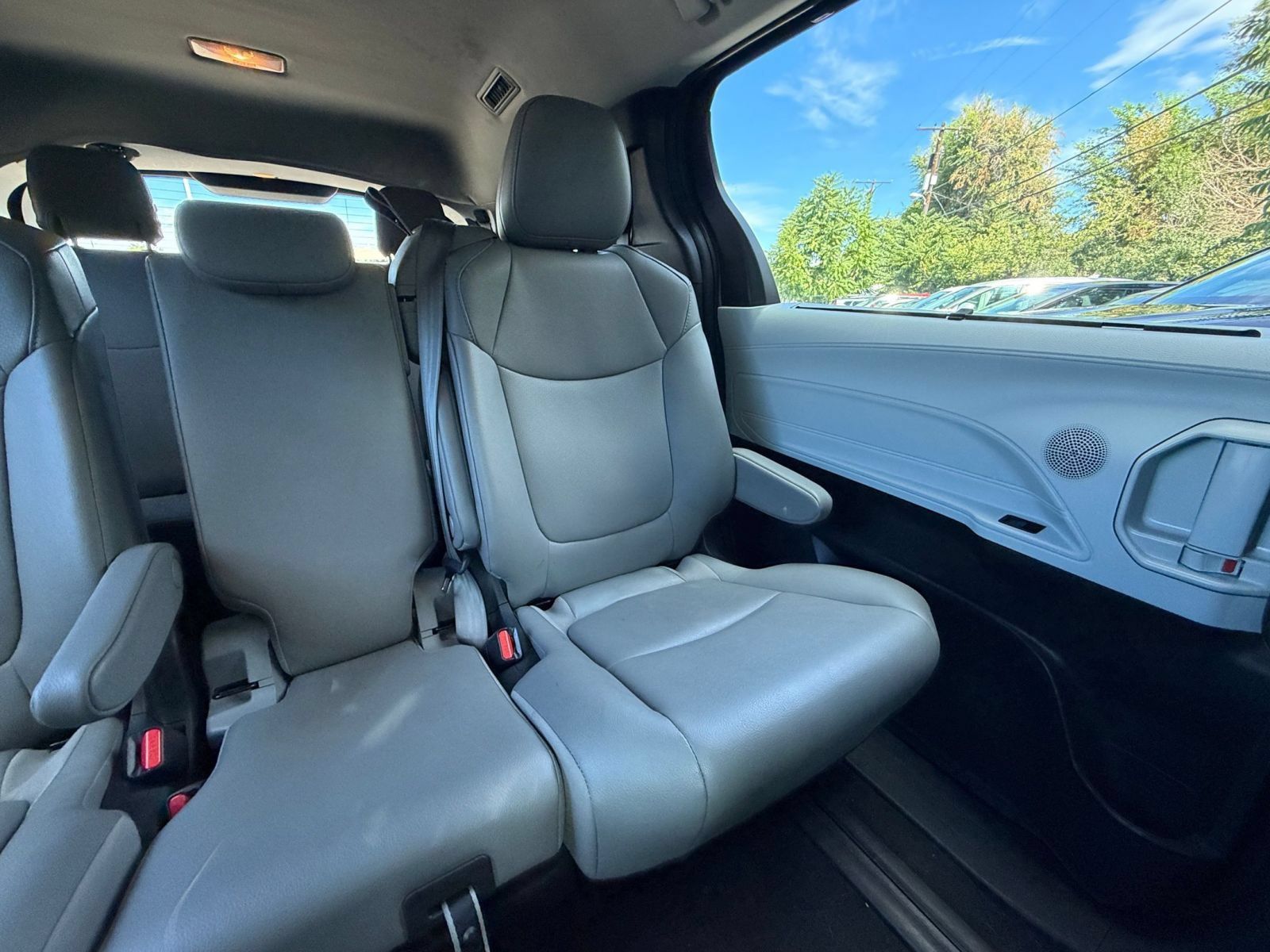 Used 2025 Toyota Sienna XLE FWD image 38