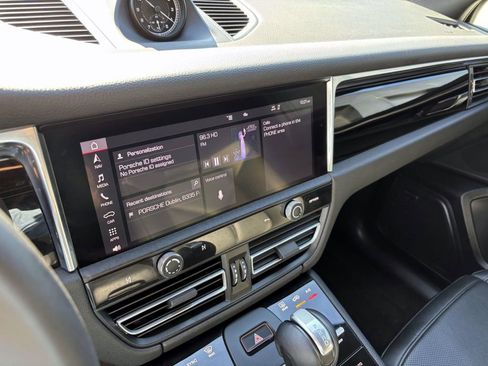 Certified 2025 Porsche Macan image 31