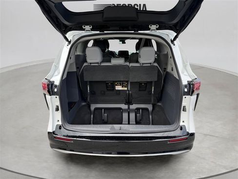 Used 2022 Toyota Sienna Limited FWD image 32
