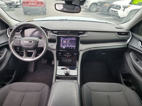 Used 2024 Jeep Grand Cherokee Laredo image 13