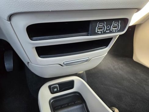 Used 2023 Chrysler Pacifica Touring-L FWD image 21