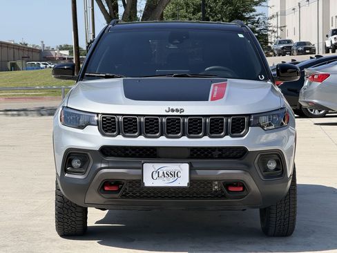 Used 2025 Jeep Compass Trailhawk AWD/4WD image 9