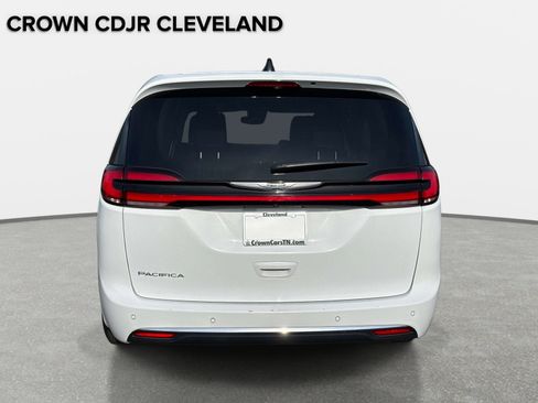 Used 2023 Chrysler Pacifica Touring-L FWD image 6