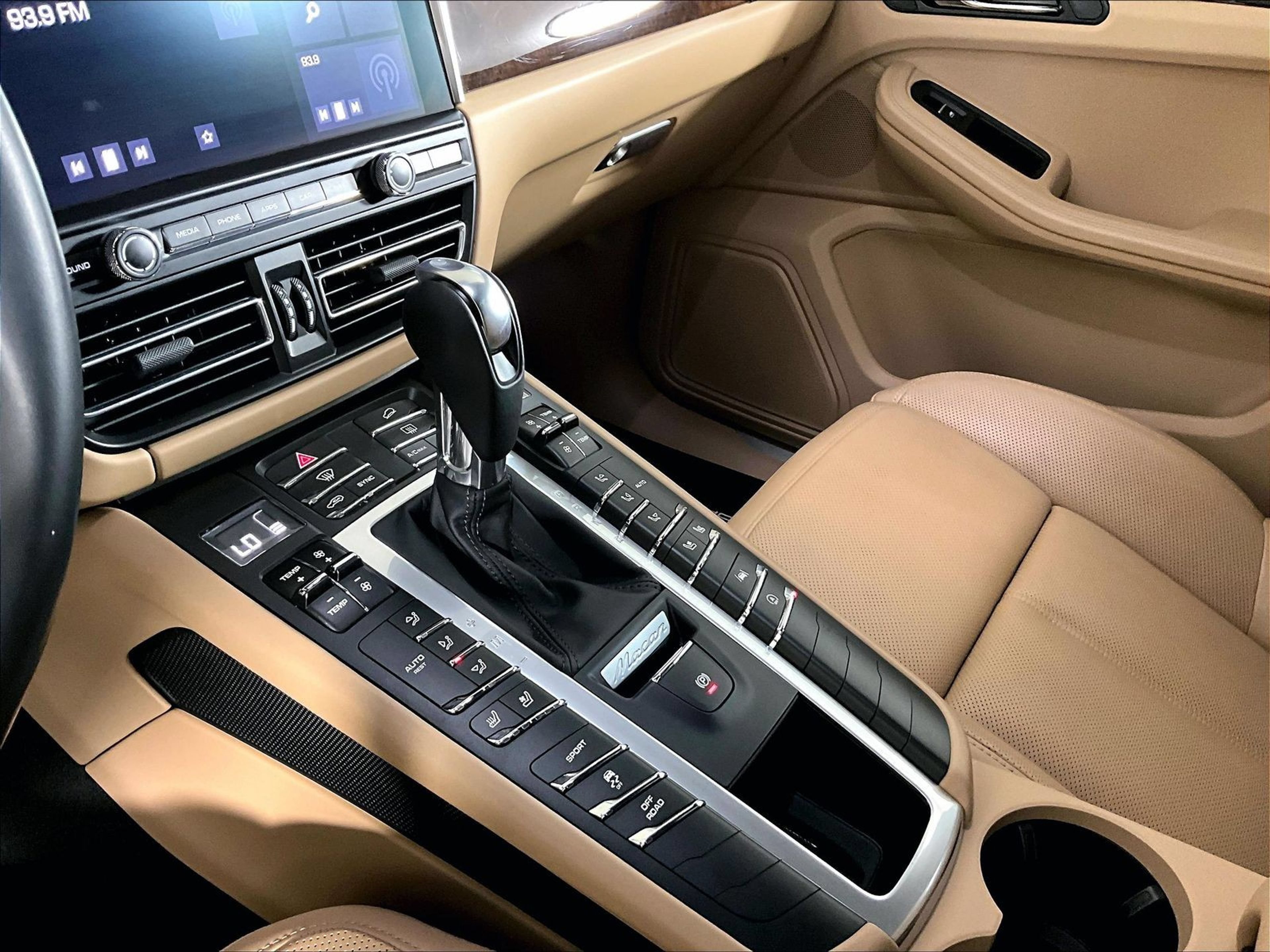 Certified 2021 Porsche Macan S AWD/4WD image 15
