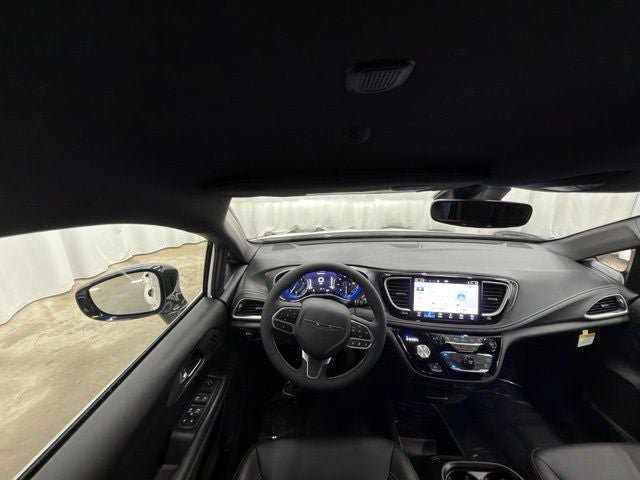 Used 2025 Chrysler Pacifica Select AWD/4WD image 13